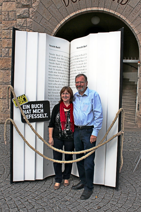 Gefesseltes Verlegerehepaar Jung während der Thüringer Buchtage in Jena im Jahre 2013.